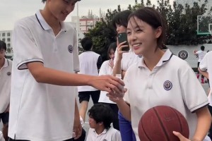 当还在打高尔夫的库里得知詹姆斯加盟76人的反应 ...